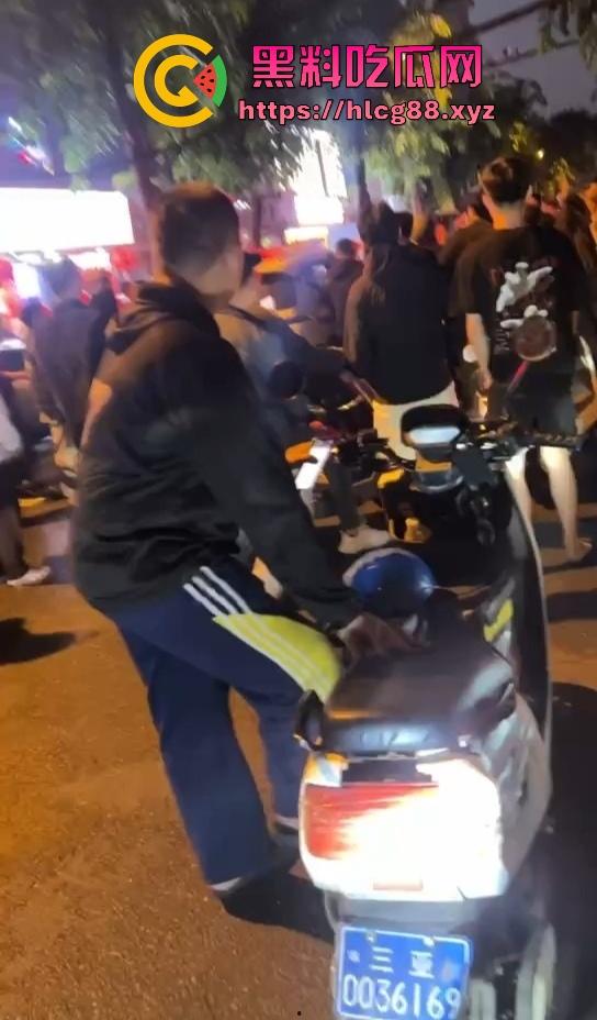 三亚精神小伙被800块一斤的皮皮虾破防，拒付账单 直接从店内打到店外 皮皮虾我都没这么刚！-2