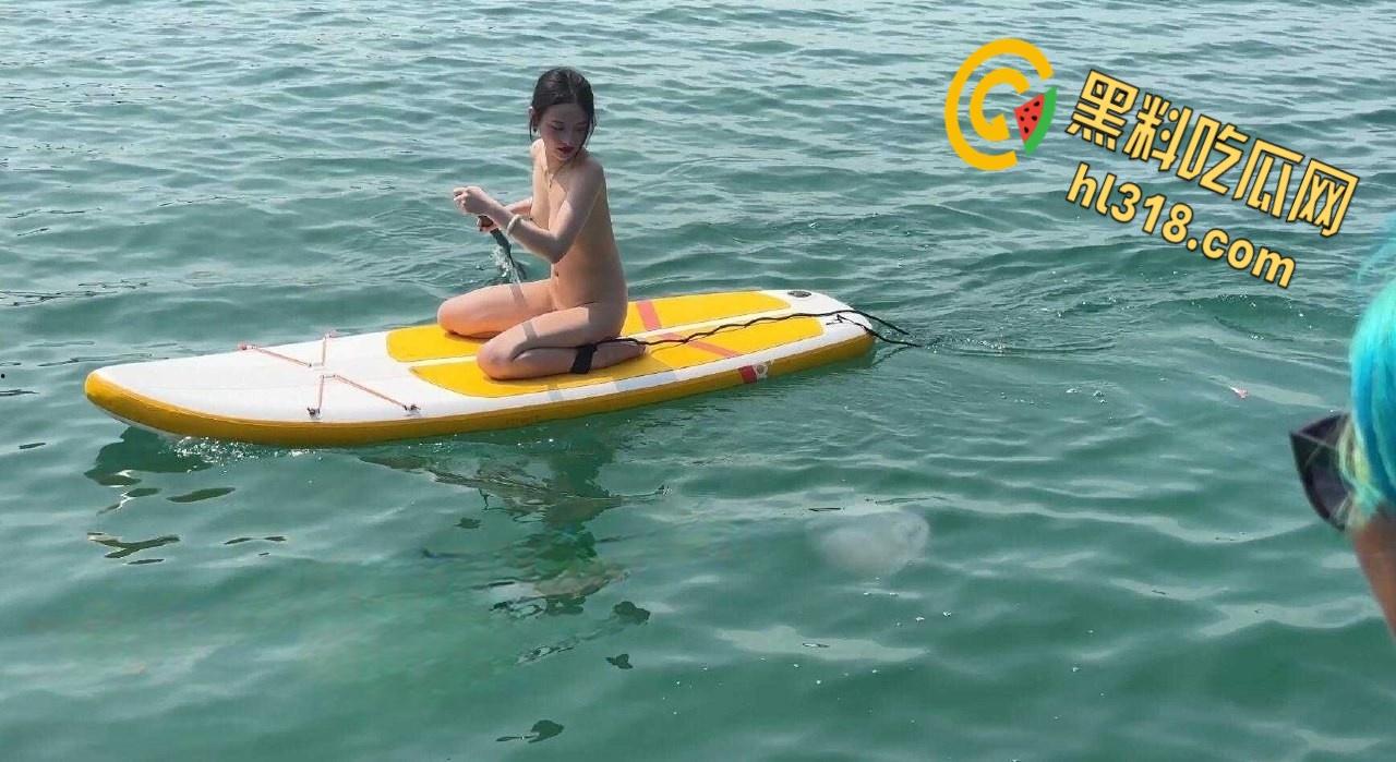 天气太热一道亮丽的风景线，极品气质美女裸体划船出游，给骚逼散散味，清凉一夏！-4