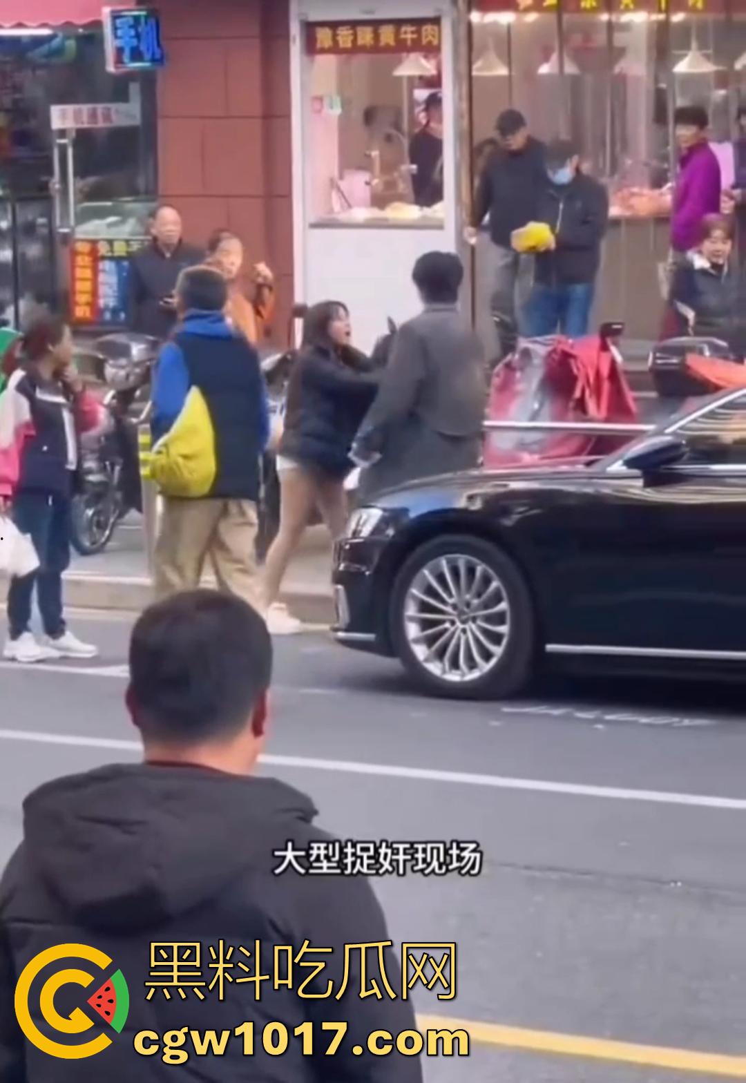 大型捉奸现场视频曝光 女友谎称跟朋友吃饭 实则出去酒店开房上钟 男友捉奸当场报警有人卖淫大义灭亲！-3