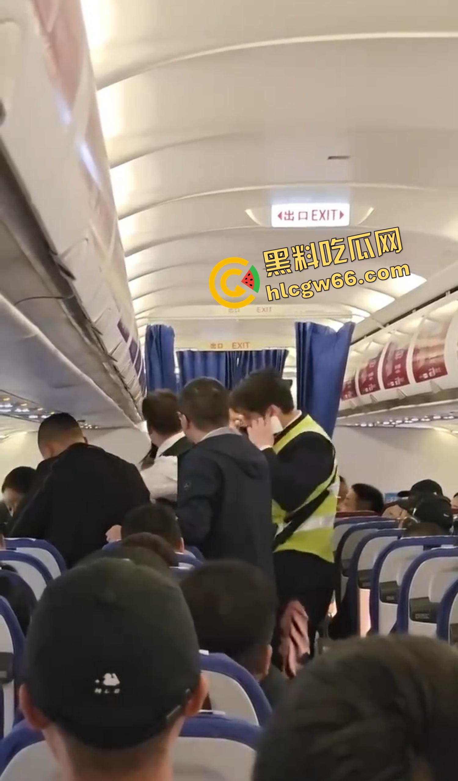 深圳航空变空中肉搏战，两女乘客因太臭香水熏人互殴，连空姐都遭殃被咬出血，航班延误两小时只因一场鼻子矛盾！-3
