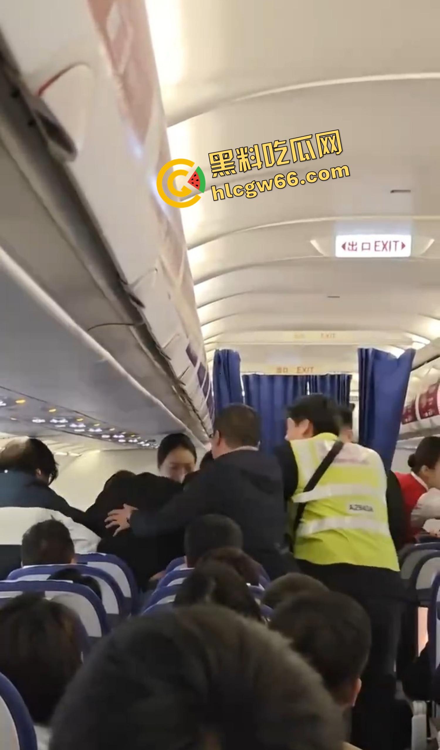 深圳航空变空中肉搏战，两女乘客因太臭香水熏人互殴，连空姐都遭殃被咬出血，航班延误两小时只因一场鼻子矛盾！-8