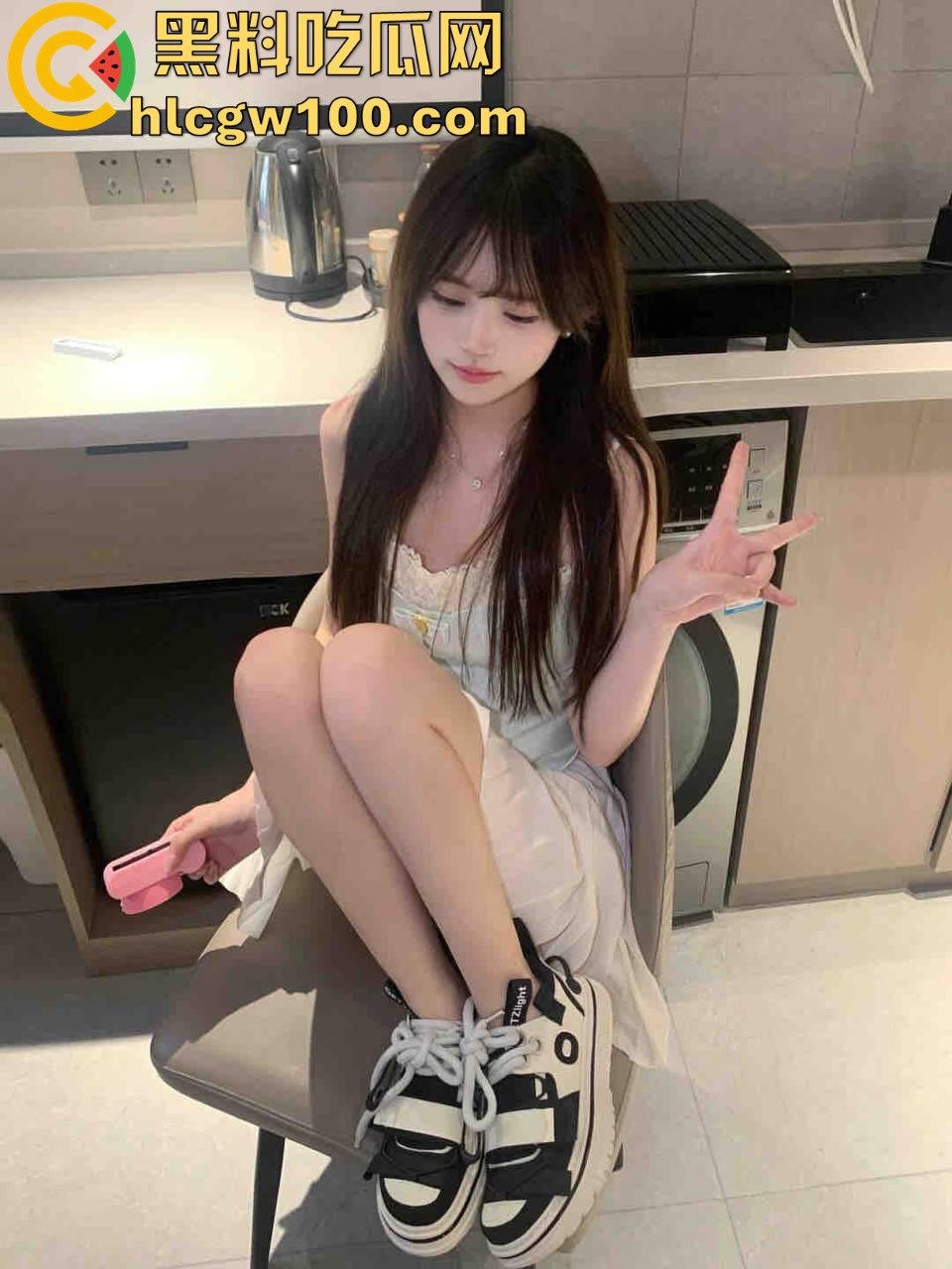 陕西酒店00后前台骚妹子『 蒋可冉 』直接成瓜友御用炮友，干完不粘人骚到骨子里，随叫随到谁用谁爱上！-8