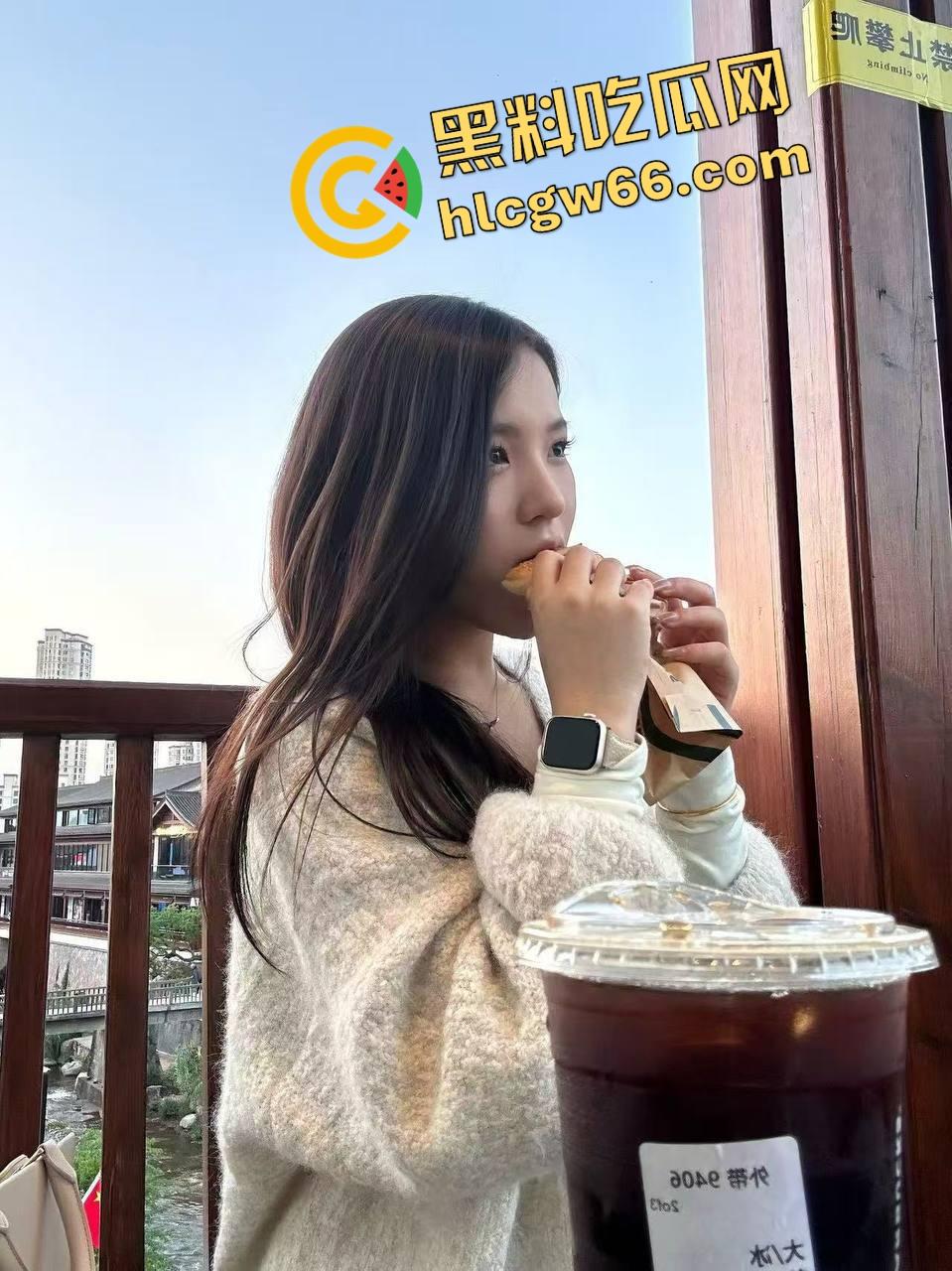 福州最骚反差婊『孙俞』白天装学霸晚上嫩鲍喷水被操翻,边叫边夹射三次,一炮下去榨出整瓶营养快线!-1