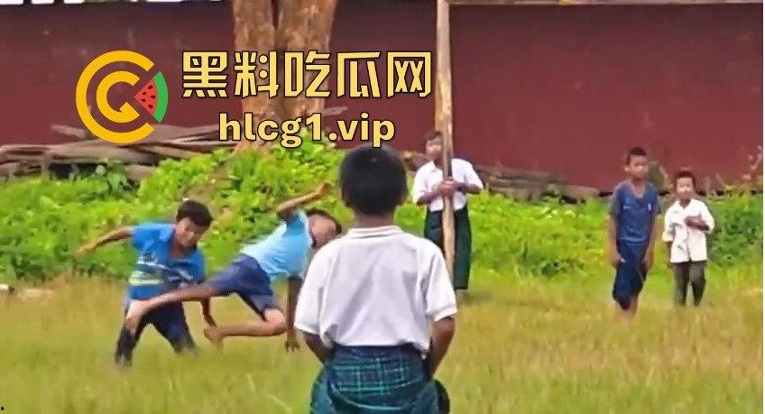 足球小子上演‘国足即视感’！场上到底是在踢球还是在踢人，有海参哥那味了！-5