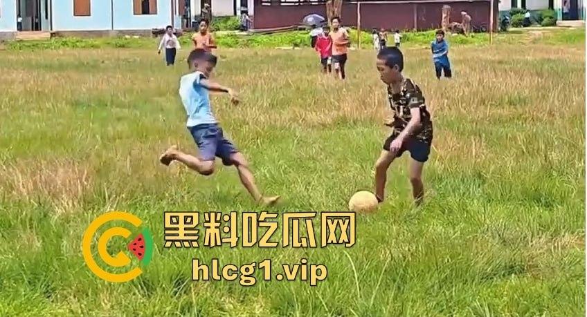 足球小子上演‘国足即视感’！场上到底是在踢球还是在踢人，有海参哥那味了！-7