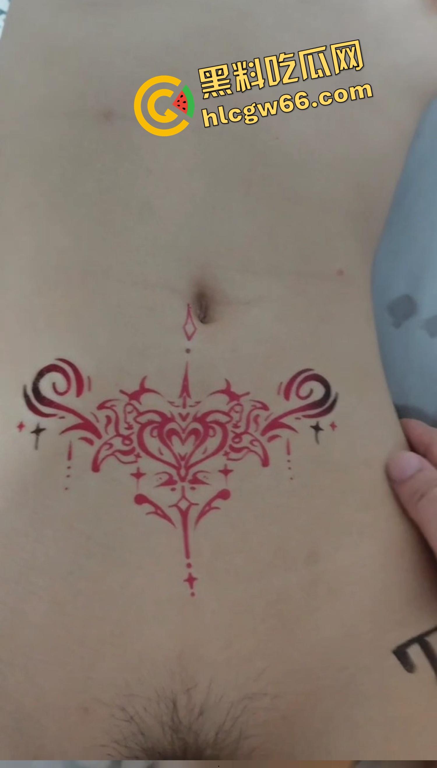 福州最骚反差婊『孙俞』白天装学霸晚上嫩鲍喷水被操翻,边叫边夹射三次,一炮下去榨出整瓶营养快线!-12