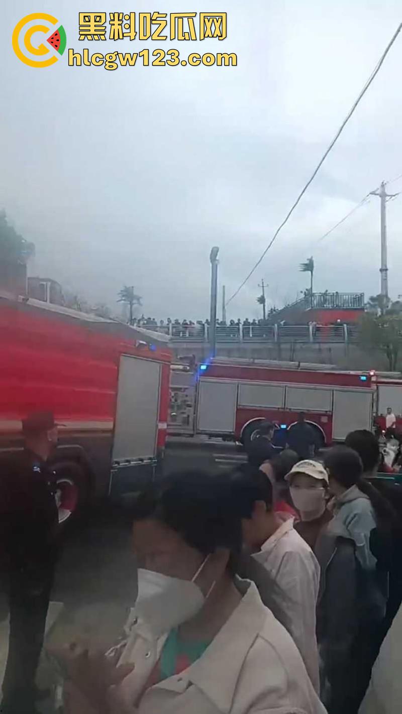 山西太原小区爆炸事故，丰景佳园小区事故现场，大妈这发型也太搞笑了，像是动画里被屁崩了！-3