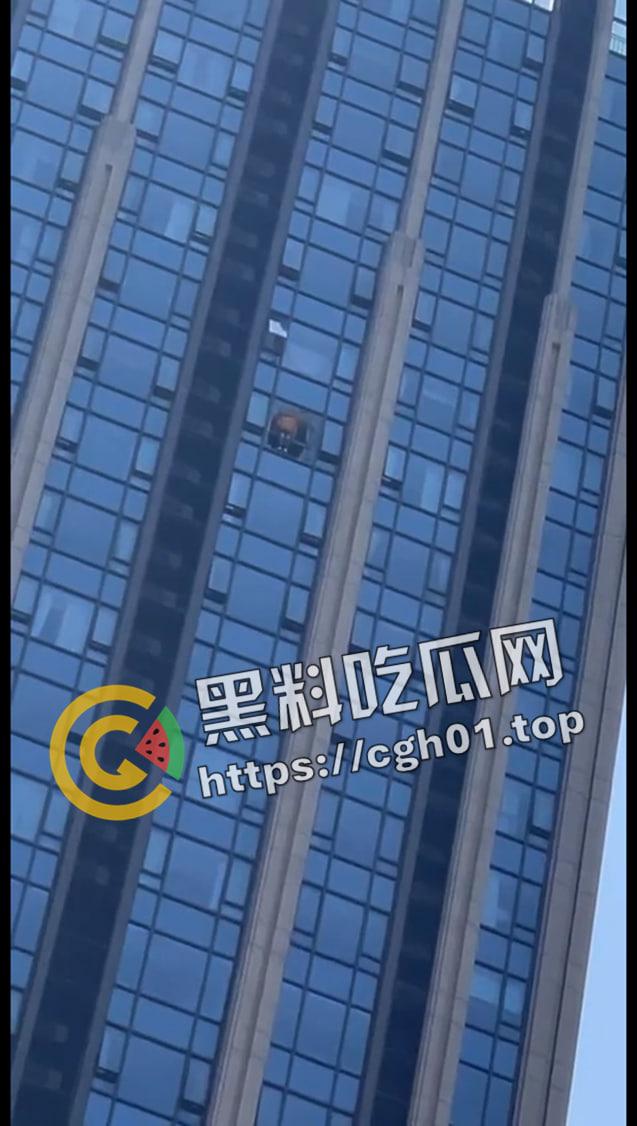 成都天府二街砍人事件！连砍三人 直接封喉 凶手跳楼 物业都不敢上去抓 血腥现场直达-9