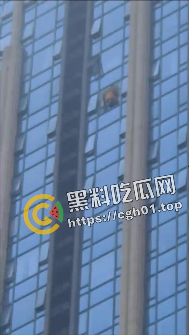 成都天府二街砍人事件！连砍三人 直接封喉 凶手跳楼 物业都不敢上去抓 血腥现场直达-10