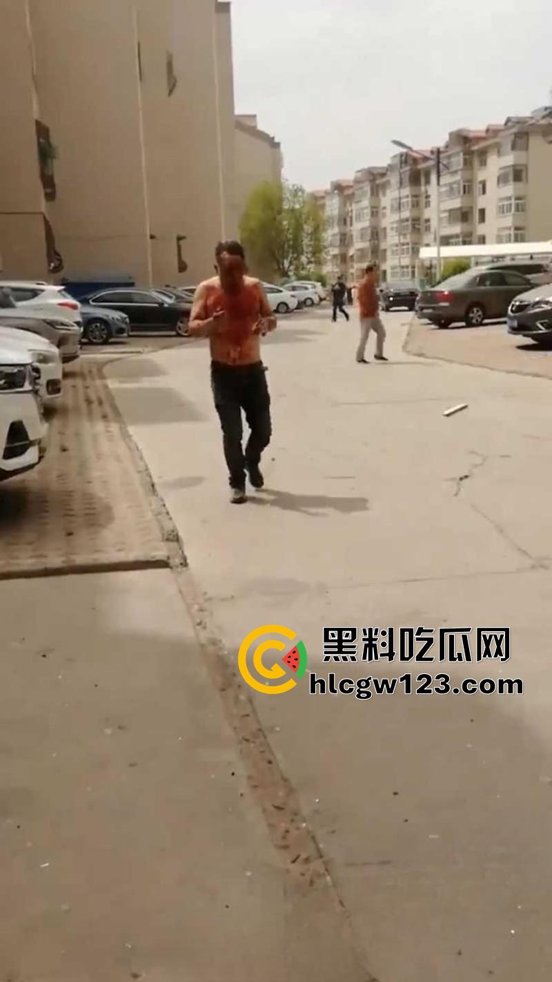 山西太原小区爆炸事故，丰景佳园小区事故现场，大妈这发型也太搞笑了，像是动画里被屁崩了！-6