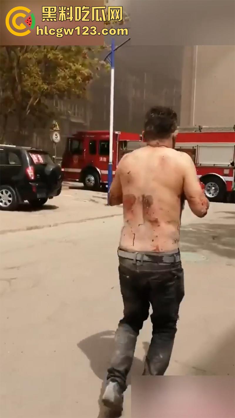 山西太原小区爆炸事故，丰景佳园小区事故现场，大妈这发型也太搞笑了，像是动画里被屁崩了！-8