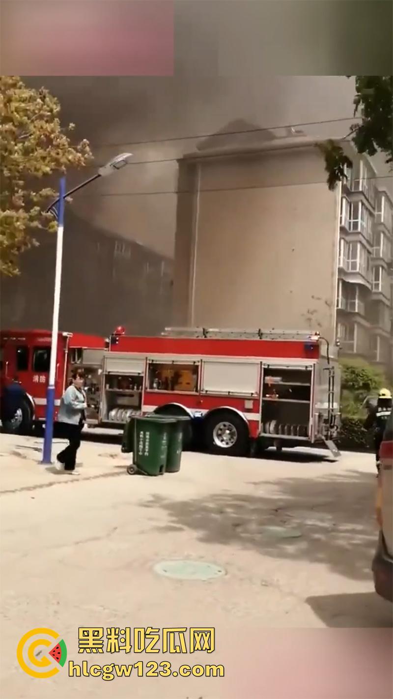 山西太原小区爆炸事故，丰景佳园小区事故现场，大妈这发型也太搞笑了，像是动画里被屁崩了！-9