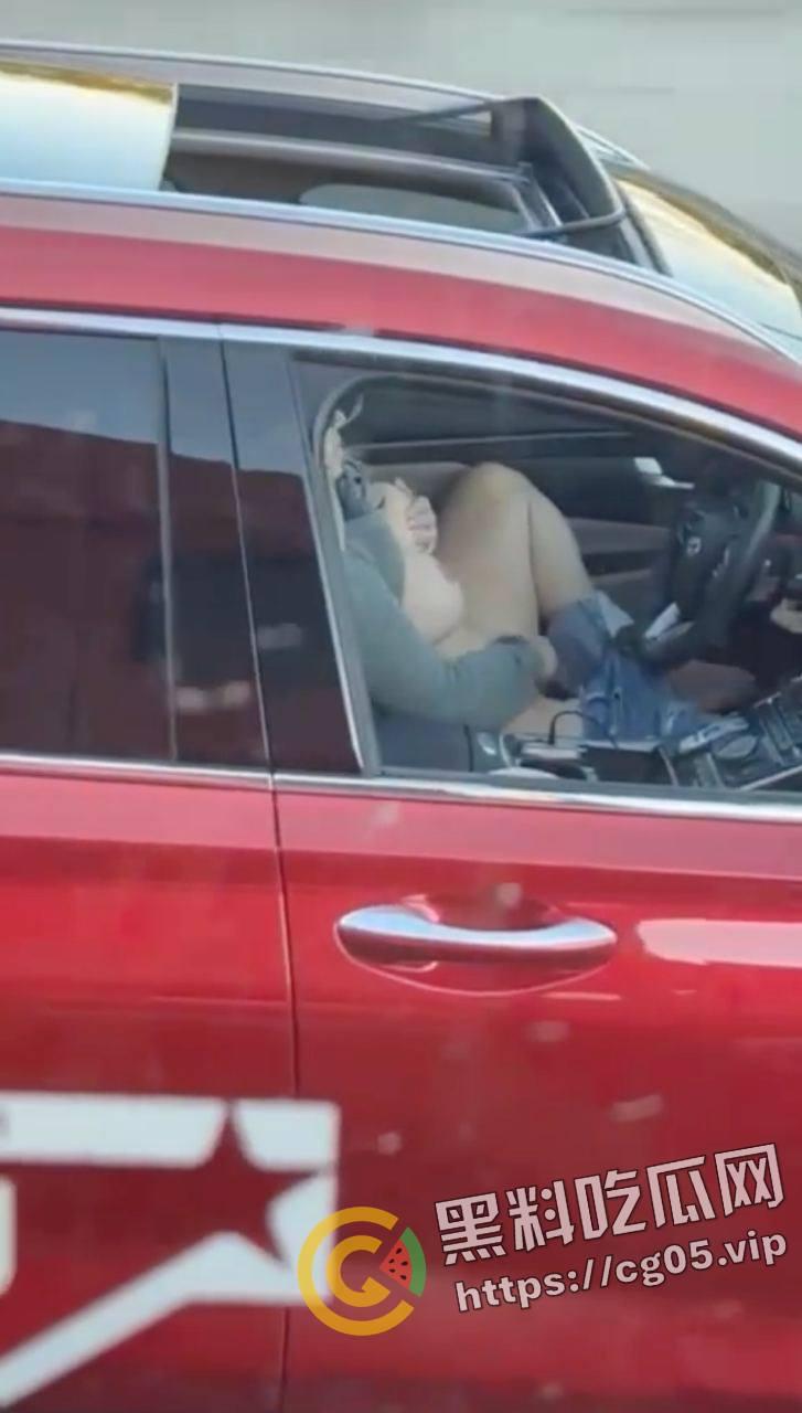 速度与激情！高速上边开车边自慰 不愧是女司机 玩的就是狠活-1