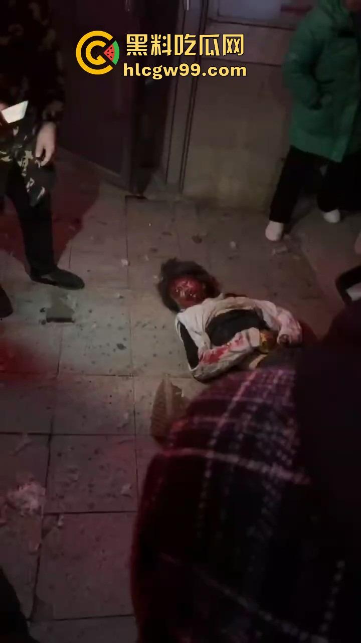 重庆窨井成发射台，小女孩扔鞭炮直接被炸飞10米，衣服炸碎焦黑落地，年还没过完就上天！-9