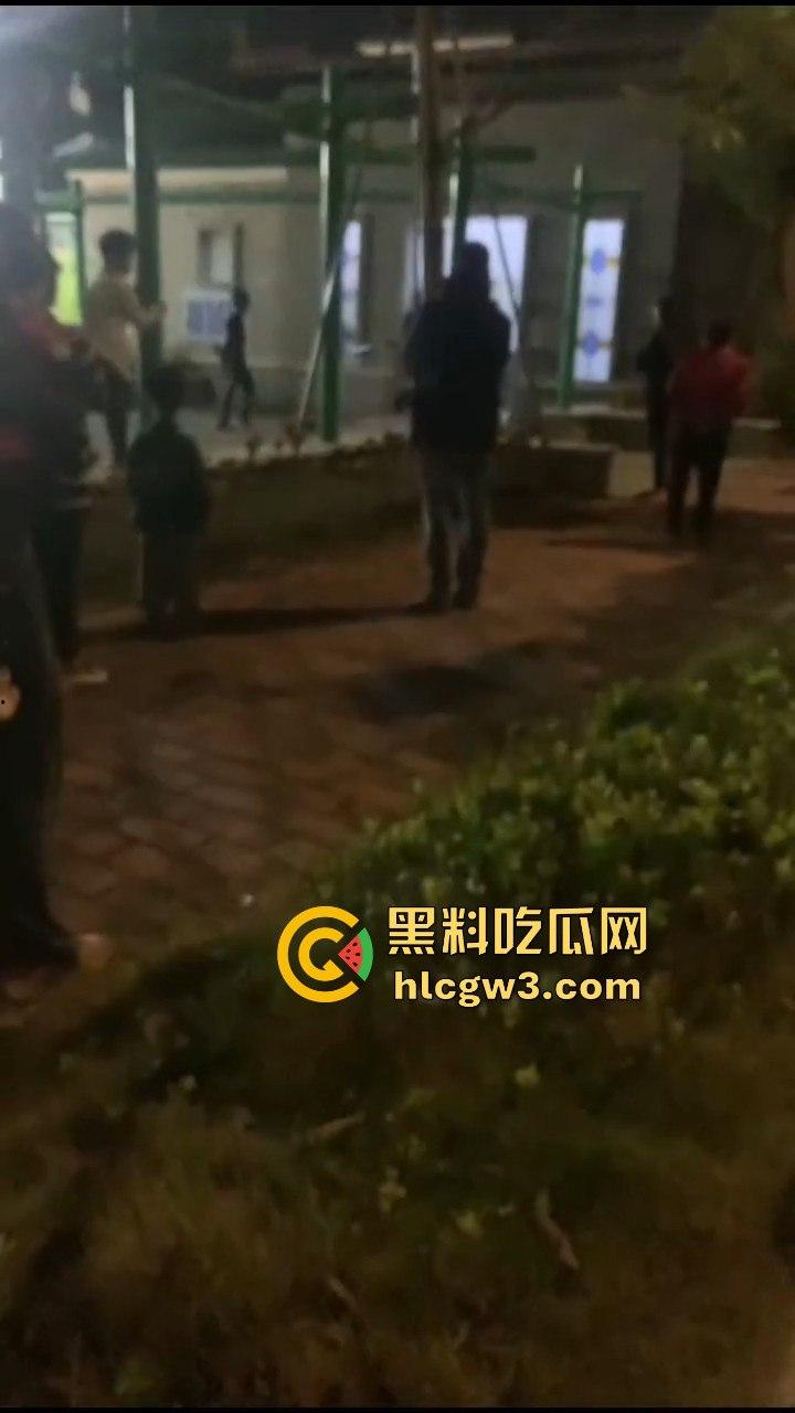 江门女装大佬变态出没！戴人皮面具假发混进女厕，被追堵脱下伪装，真是恶心到顶了！-3