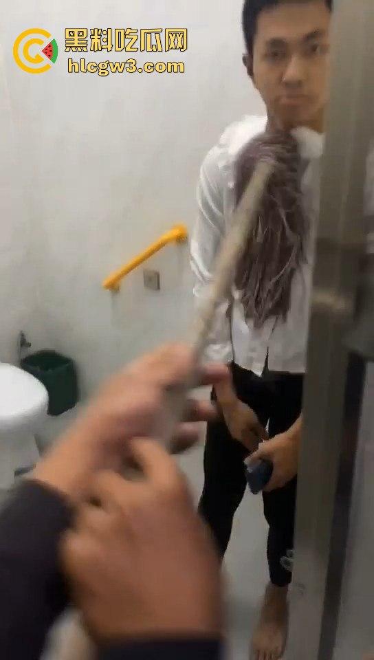 江门女装大佬变态出没！戴人皮面具假发混进女厕，被追堵脱下伪装，真是恶心到顶了！-9