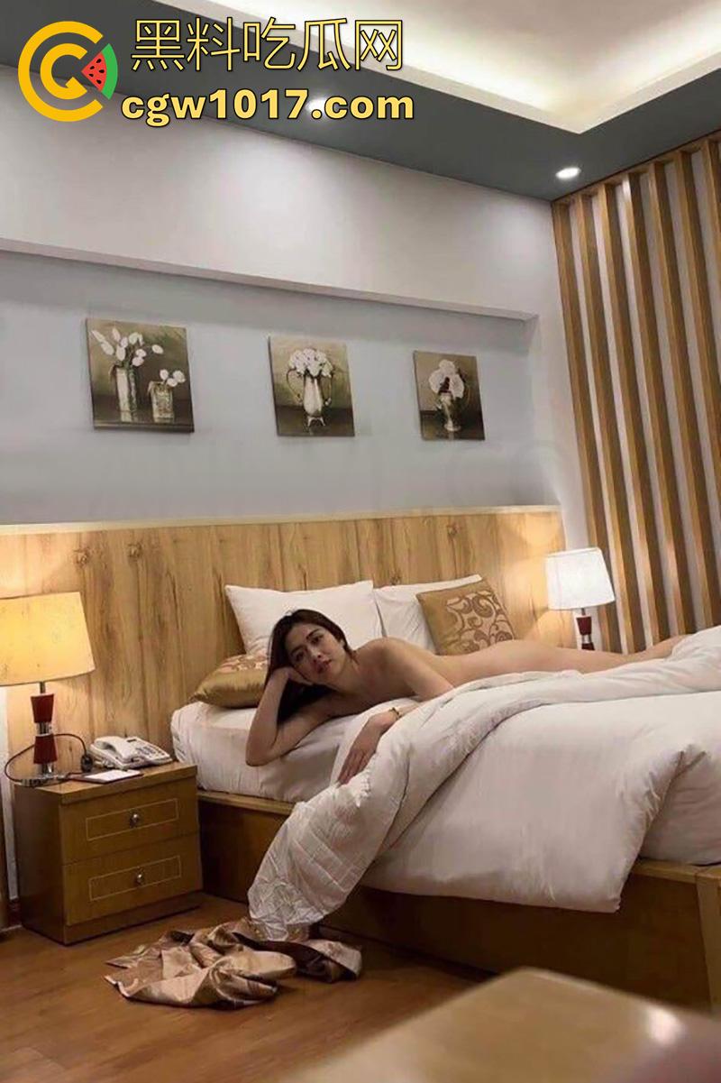 越南司法界大瓜，超性感长腿美女检察官，平时冷飒御姐，私下竟是反差母狗，与男友自拍泄密流出，越南妹是真的骚啊！-4