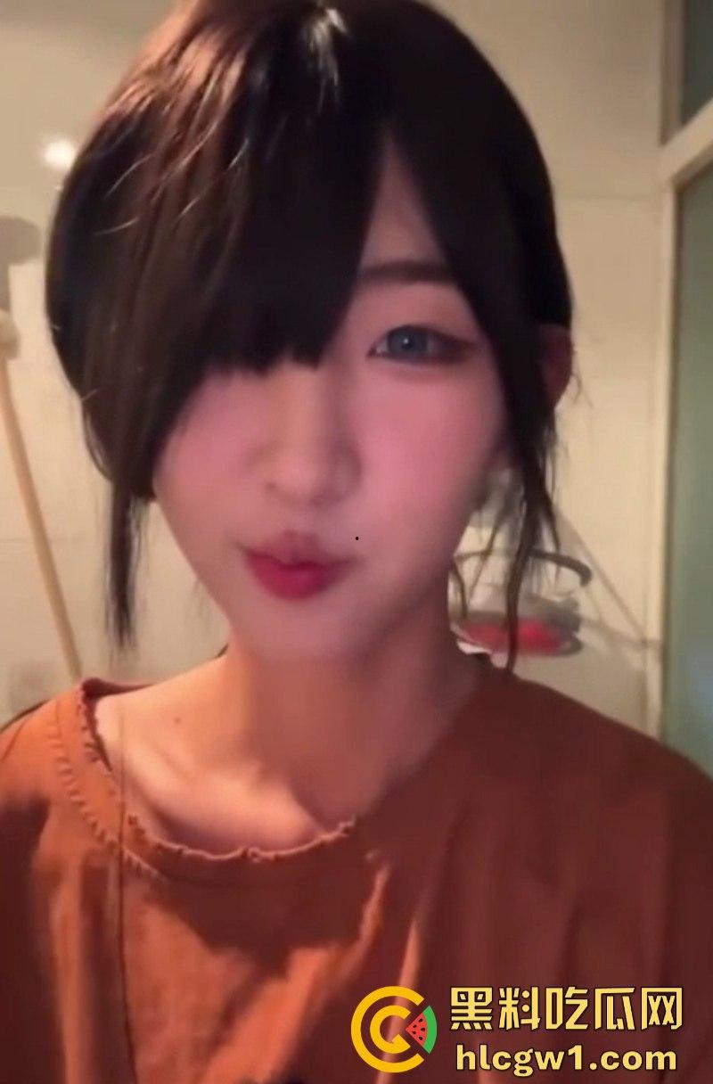 重口慎入！抖音40万粉丝网红【行简】金主高价定制曝光 大号水晶假屌插屁眼 屎都喷出来了！-3