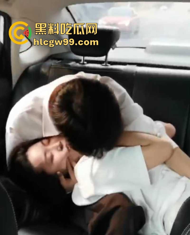 小情侣滴滴车上欲火焚身,摸奶抠逼激情热吻，司机师傅看懵了，这要不是有人估计直接开干！-7