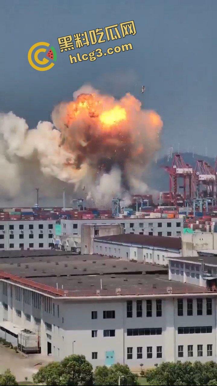 爆炸现场！浙江舟山港货轮集装箱发生巨大爆炸 惊现蘑菇云！损失惨重-5