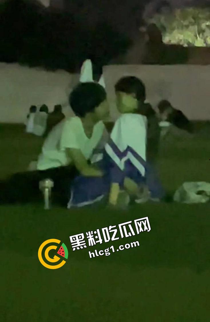 河南经济贸易技术学院 情侣操场发情 大庭广众插进去 同学让我也分享一下你的快乐吧-3