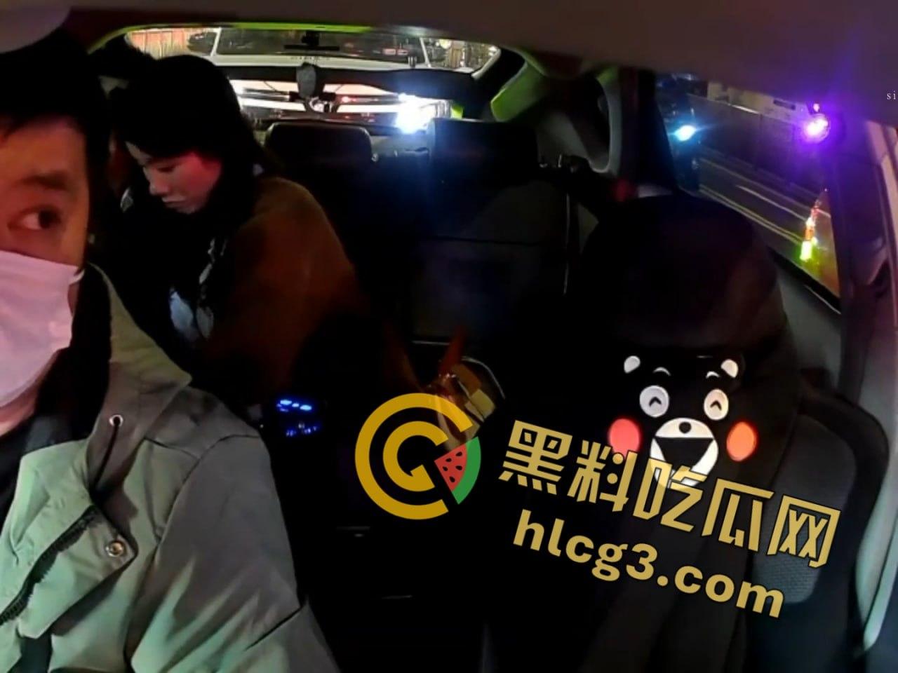 出租车后座福利大赏！情人节去酒店路上，司机淡定接客，吃鸡抠逼漏奶的刺激画面让人目瞪口呆！-6