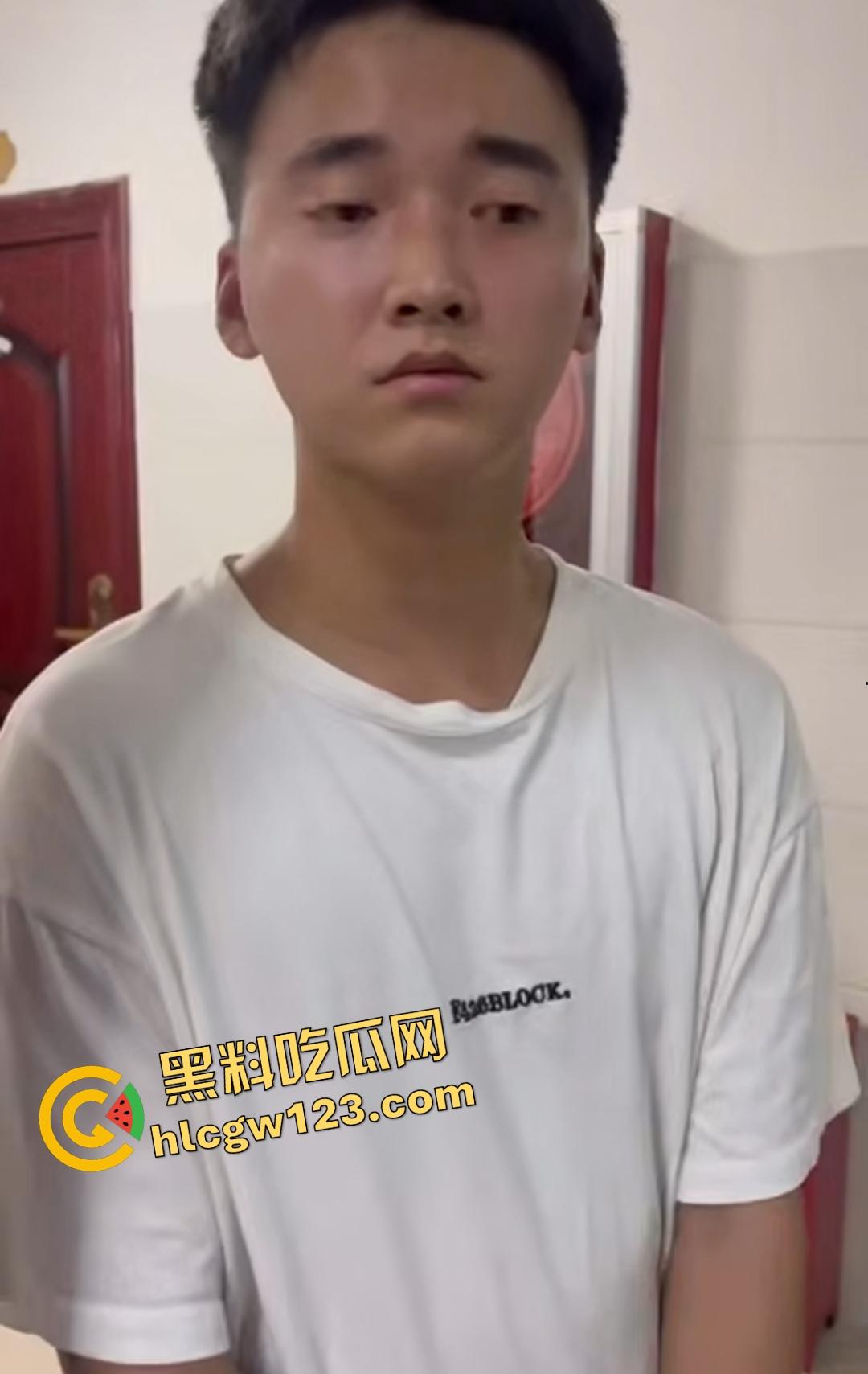 变态男生被同学怂恿去偷女生内衣当场被抓！内衣裹鸡巴真好玩，逼打女友电话羞辱！-6