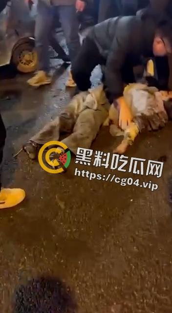 热瓜速递！12月13日晚四川资阳安岳县公车事故现场画面 多名学生和家长受伤 医院正在抢救 伤亡暂未公布-5