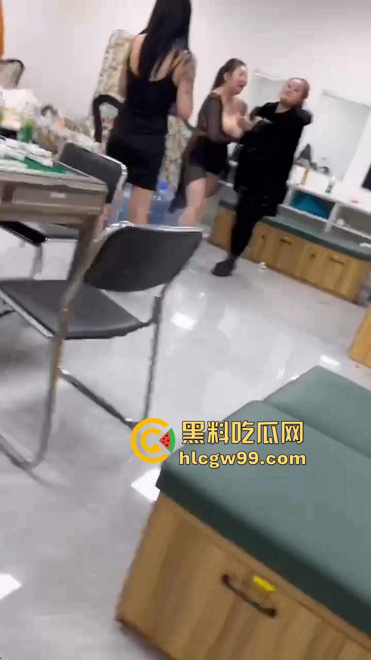 东北沈阳KTV两坐台女激情互骂，扯衣撕扯到大奶全露，饱满乳房狂摇画面辣眼，围观小姐姐都看傻了！-5