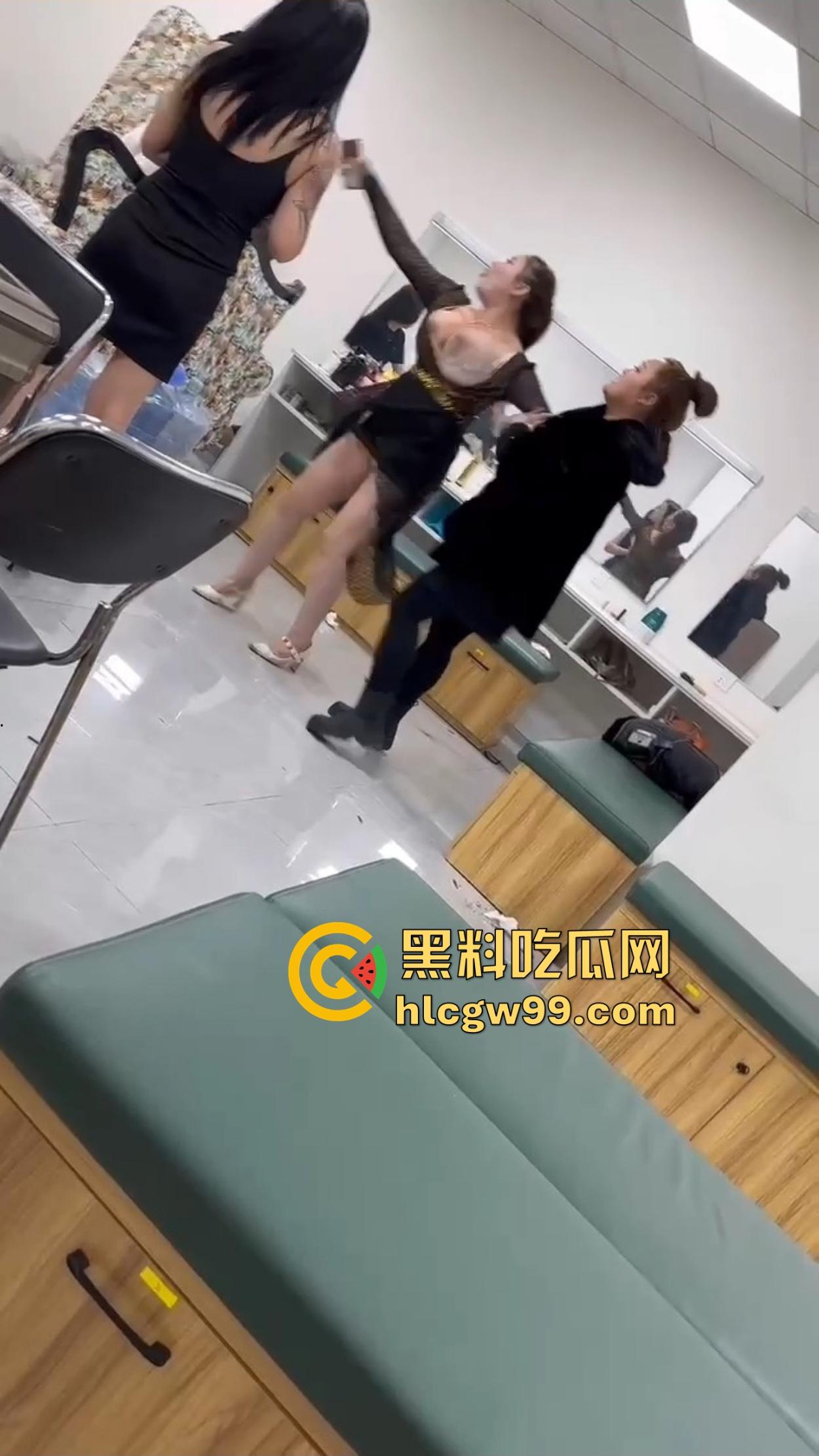 东北沈阳KTV两坐台女激情互骂，扯衣撕扯到大奶全露，饱满乳房狂摇画面辣眼，围观小姐姐都看傻了！-6