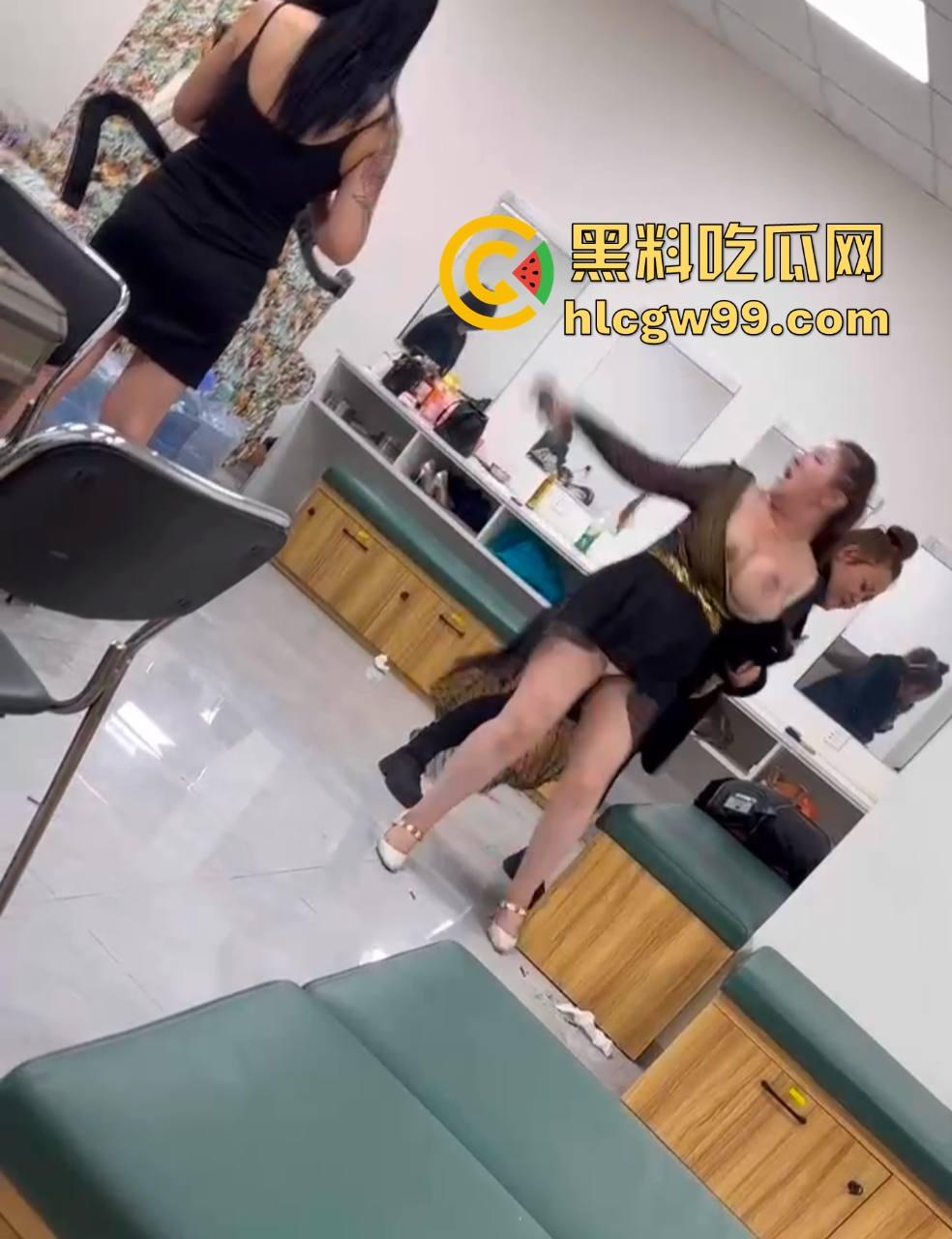 东北沈阳KTV两坐台女激情互骂，扯衣撕扯到大奶全露，饱满乳房狂摇画面辣眼，围观小姐姐都看傻了！-10