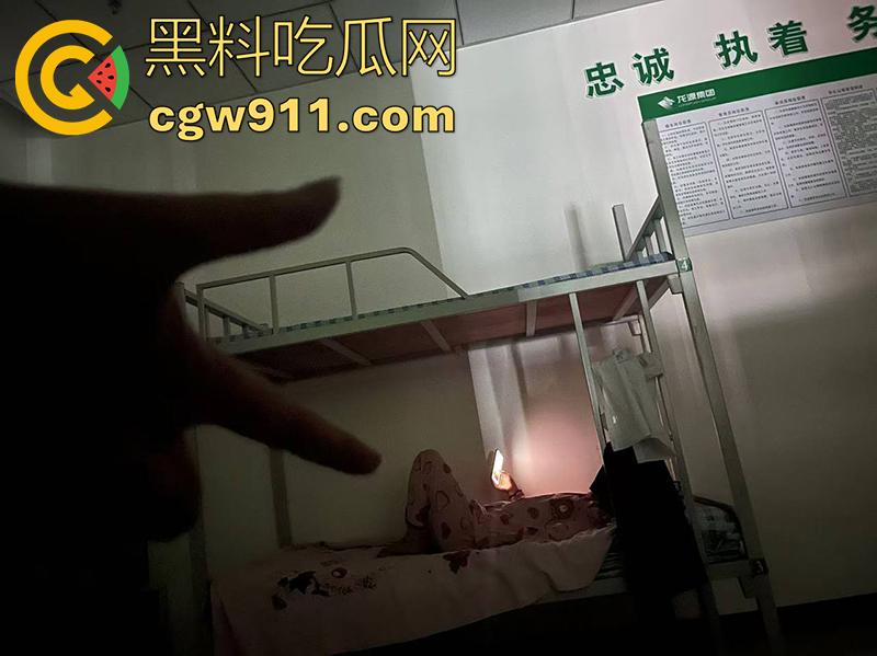 沈阳建筑大学研究生【左一飞】，恋母变态男，跟宿管阿姨谈恋爱，和50多岁大姨乱搞，都可以当你妈妈了！-9