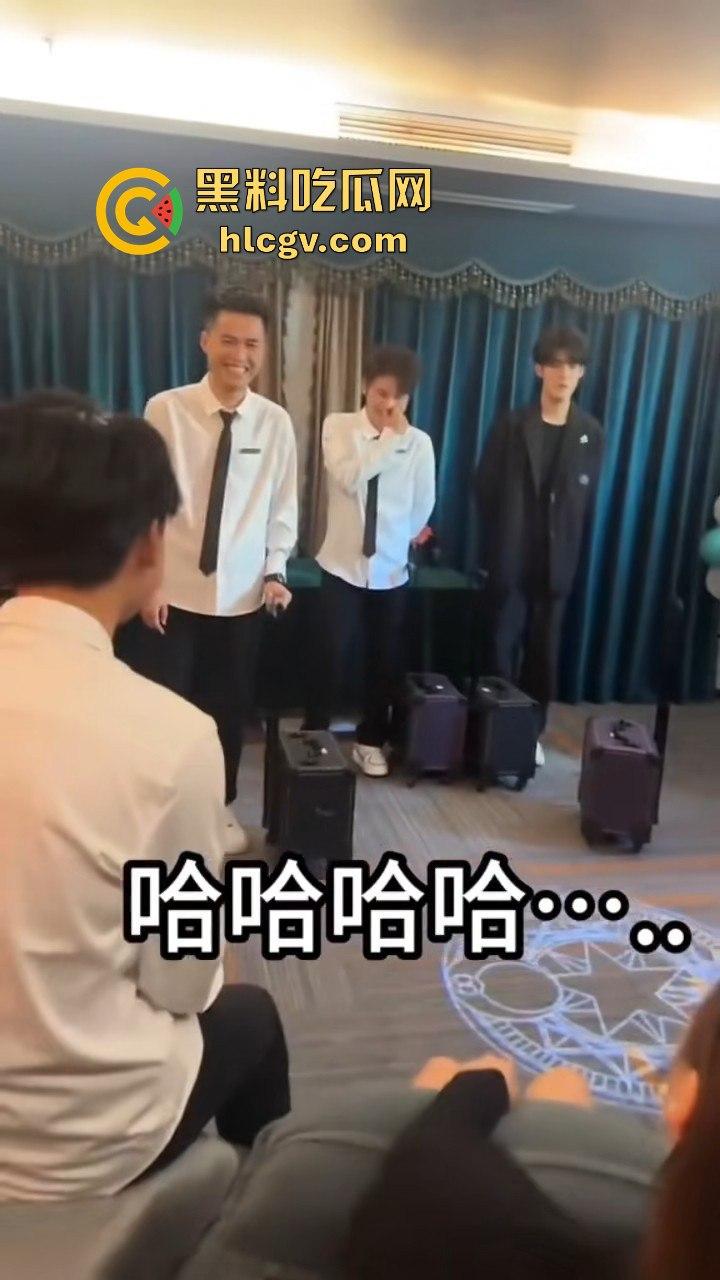 富婆闺蜜团豪爽组队找男模按摩！小仙女们的放松派对不输男的会玩！-1