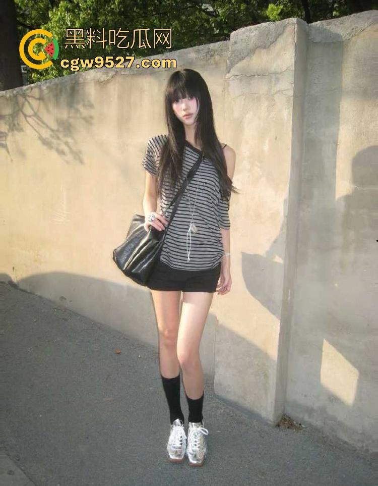 河北工商学院可爱大四学姐【胡悦】不雅视频曝光，露脸口交吞精，女上位骑乘榨精，淫靡姿态让人欲罢不能！-1