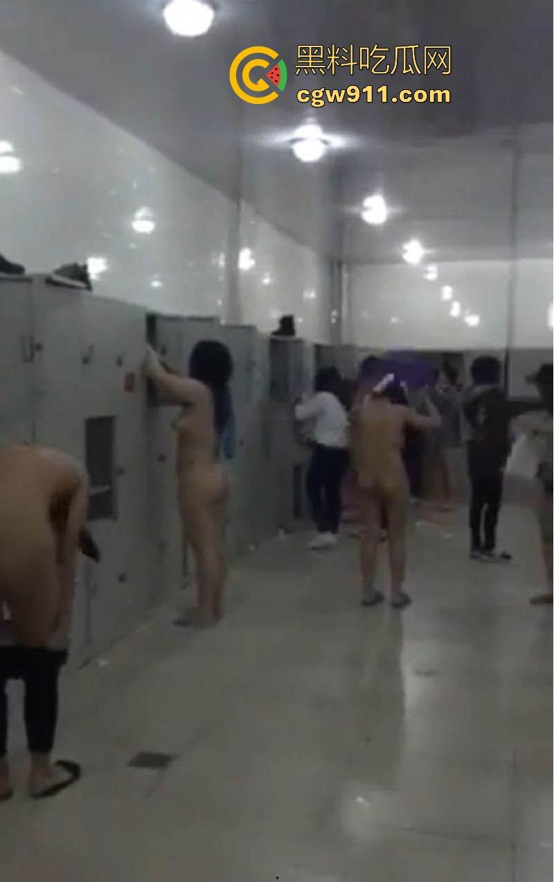 江苏大学调教女大潜入女澡堂偷拍为主人献媚，换衣间粉嫩肌肤尽收眼底，各式极品身材，曲线玲珑撩人到爆！-4