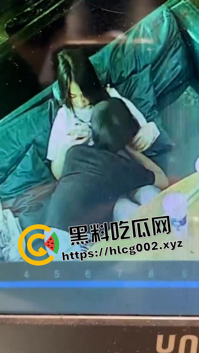 广西玉林仙尼奶茶店口交 初级中学【孙晓慧】在校高冷女神 在外反差风骚当众口交-3