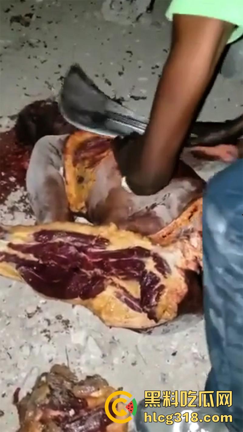 非洲大奶黑妹被砍断双手，棍棒砸扁头杀害后，被一群男子当场分尸割肉，还有人拿棍捅逼，真变态啊！-2