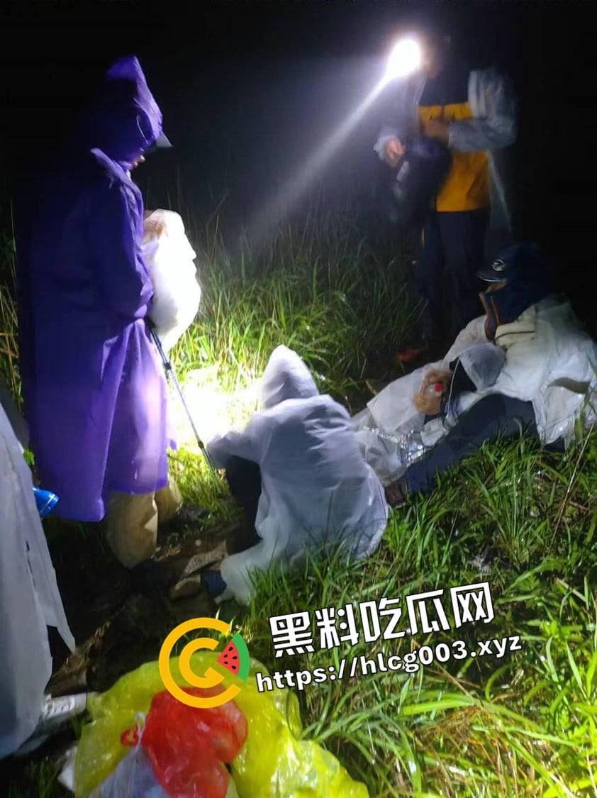 武功山吊带女被冻死！97年妹子跟团爬武功山 走丢失温而死 小红书害死人-2
