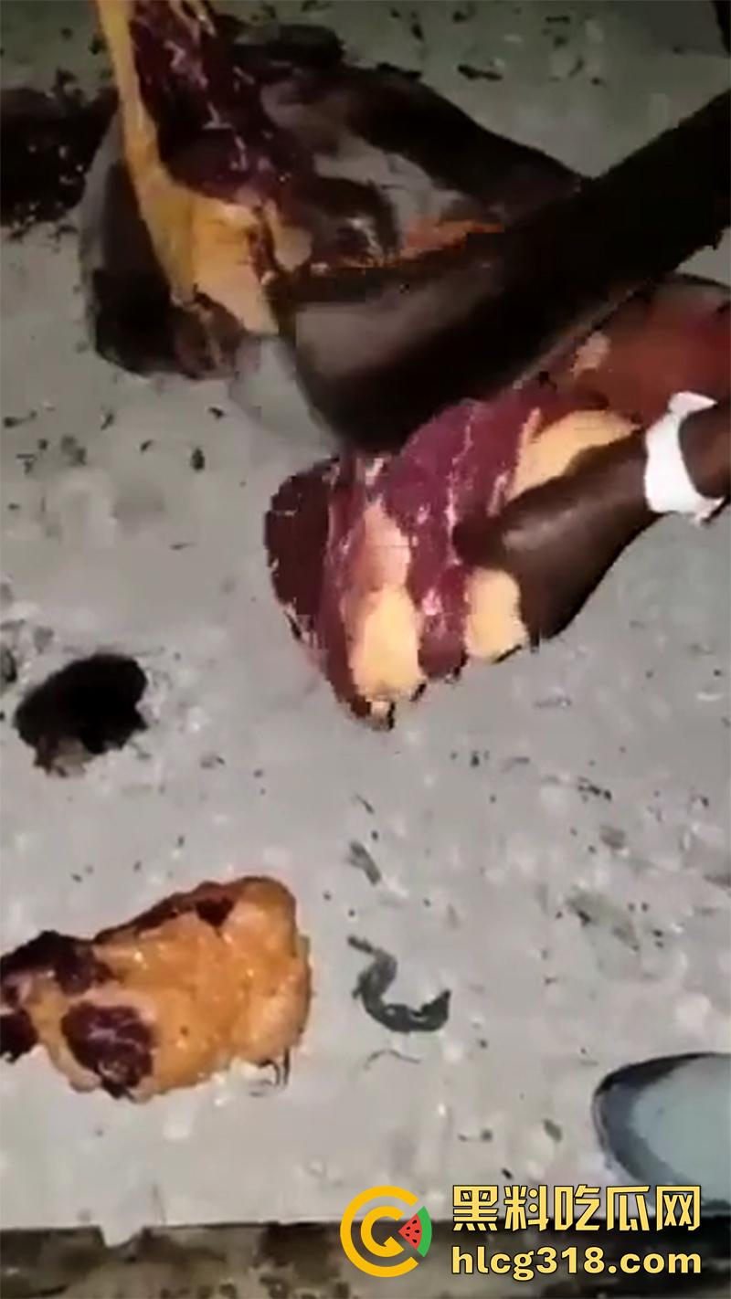 非洲大奶黑妹被砍断双手，棍棒砸扁头杀害后，被一群男子当场分尸割肉，还有人拿棍捅逼，真变态啊！-5