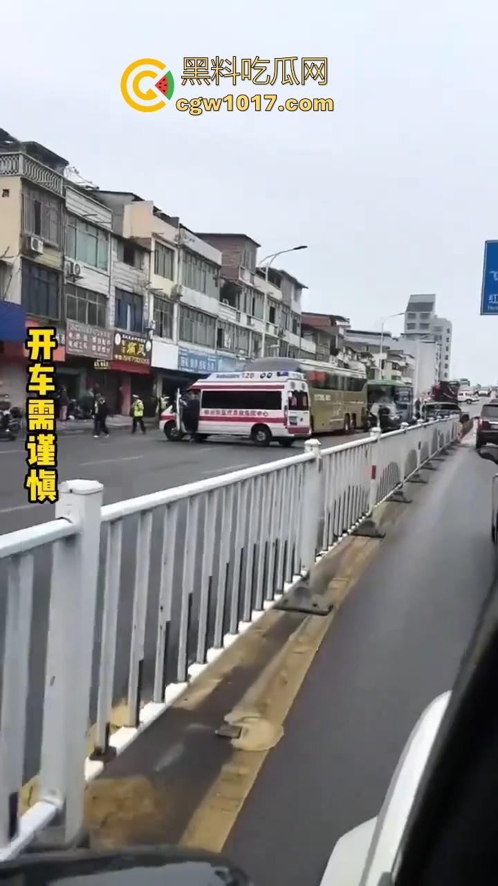 广西柳州市红光大桥发生一起公交车失控事故，多辆车被撞后车体受损，两轮电车驾驶员轻微受伤。-2
