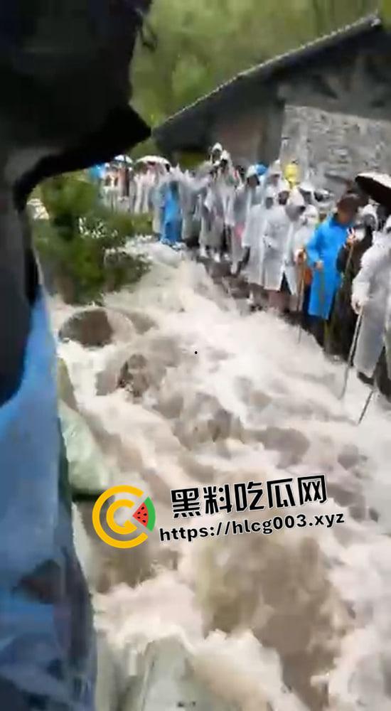 武功山吊带女被冻死！97年妹子跟团爬武功山 走丢失温而死 小红书害死人-9