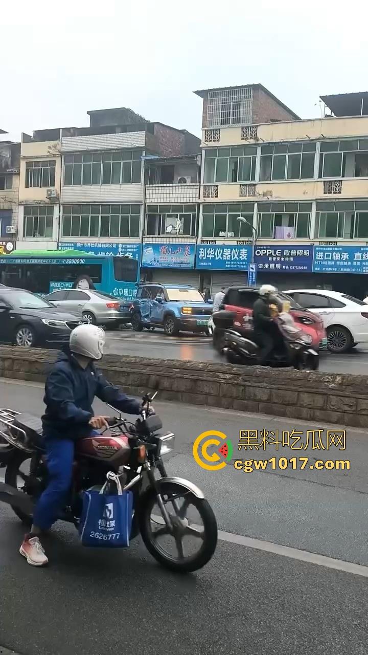 广西柳州市红光大桥发生一起公交车失控事故，多辆车被撞后车体受损，两轮电车驾驶员轻微受伤。-8