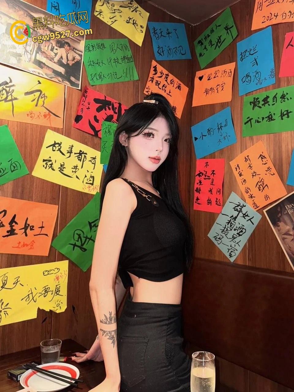 穷人女神富人精盆，极品名媛珊珊，圆润巨乳诱惑爆表，女仆装床上伺候金主，被按倒猛操淫荡十足 !-4