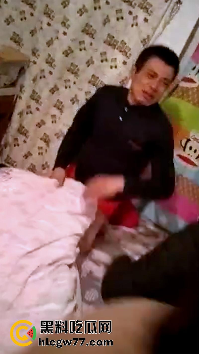 出轨丈母娘被抓奸，一众亲戚现场直击，将丈母娘彻底扒光，操了女儿竟还要操人妈！-7