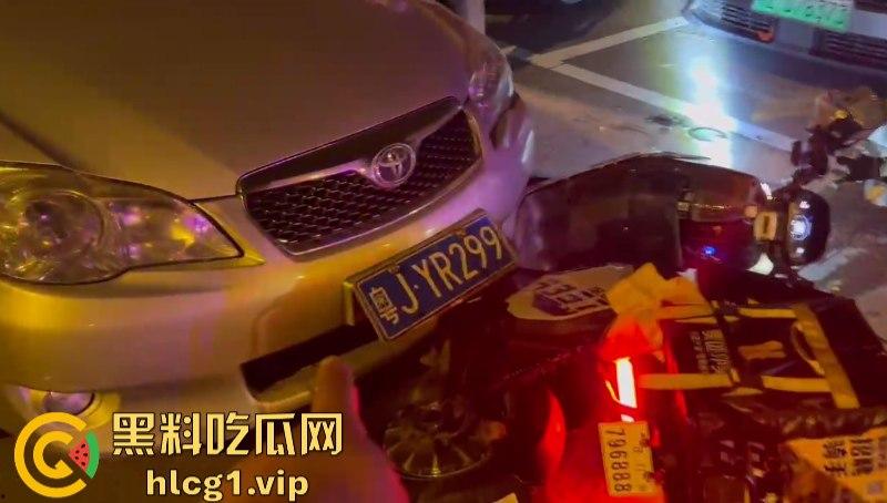 哥们贴脸拍有点过分了哈！鹤山女司机把人撞了 警察来了还追着人打！-9