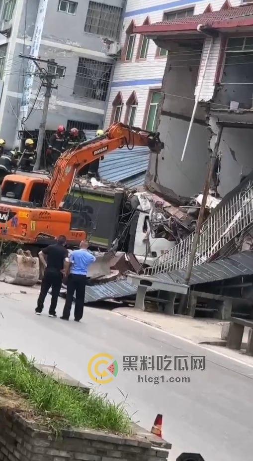 重庆石柱惊悚车祸!垃圾清运车失控撞民房,致1死1伤-6