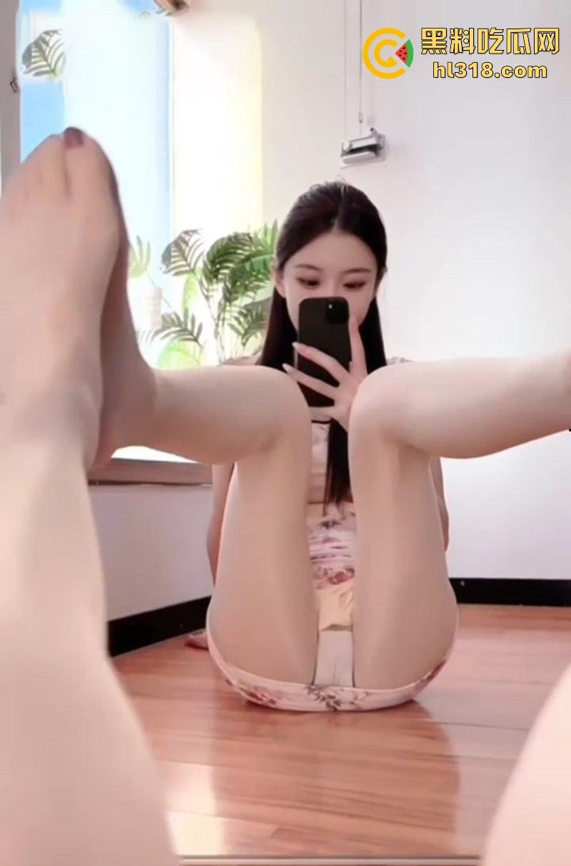 抖音擦边网红【猪妮妮Ss】定制福利曝光，极品女神穿紧身瑜伽裤，玉足揉搓玩具，逼缝清晰可见诱惑无比！-2