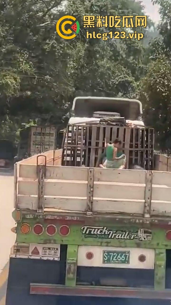 小情侣货车后斗露天啪啪  高潮过后两个人都愣了 居然被后车拍下全过程-4