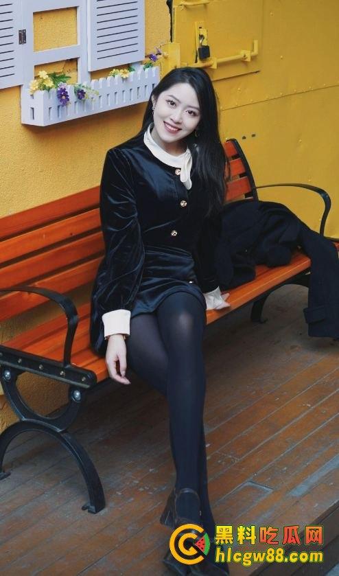 南京大学艺术学院大三贱母狗『杨豆豆』跟新闻狗李某轩搞破鞋，内射烂逼还舔得香，老子曝光这骚货微信随便操！-1