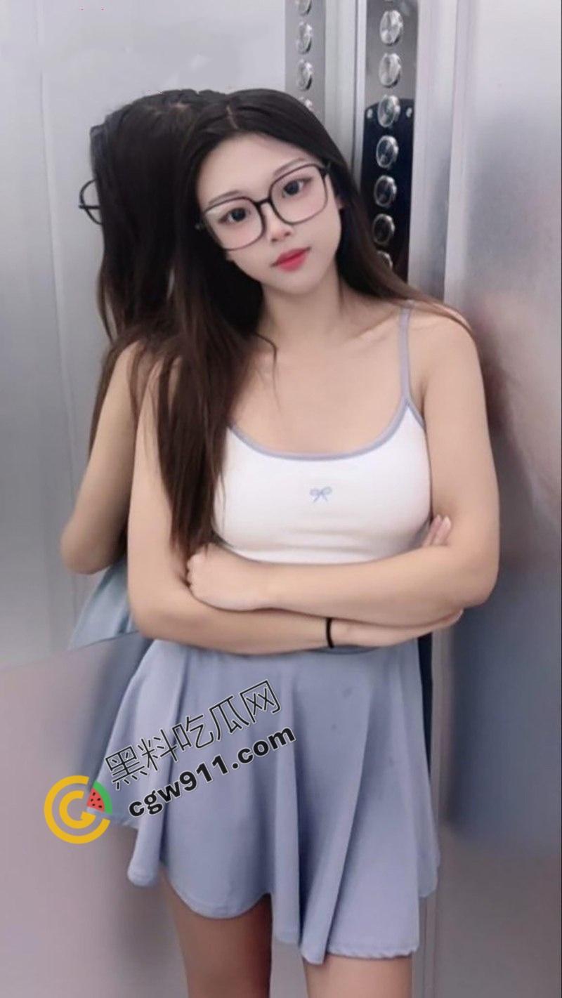 抖音网红【柠檬】的性爱视频流出！骚穴狂迎猛棒，前男友和兄弟疯狂3P，性感火辣身材，让你喷鼻血-5